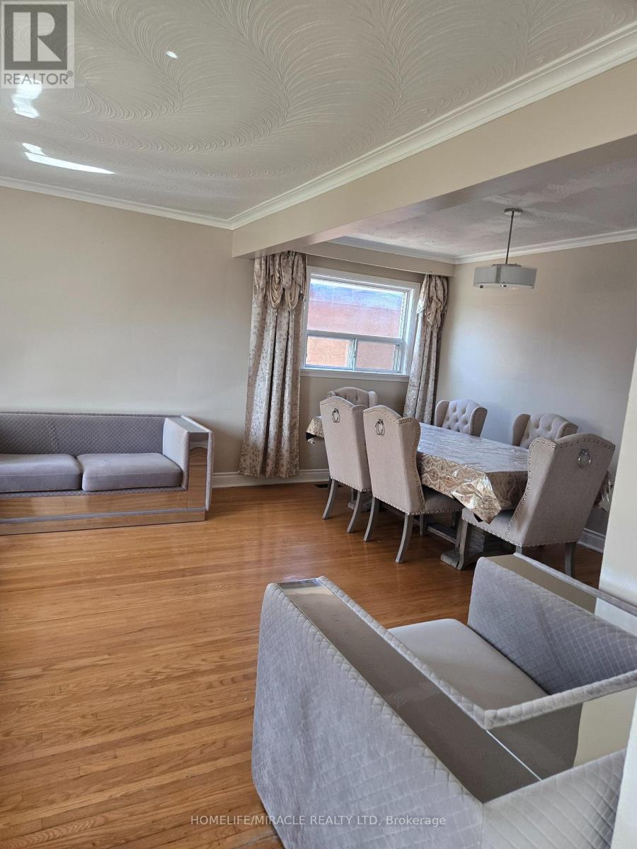 25 Chandlier Drive, Toronto, Ontario  M1G 1Z1 - Photo 4 - E13139716