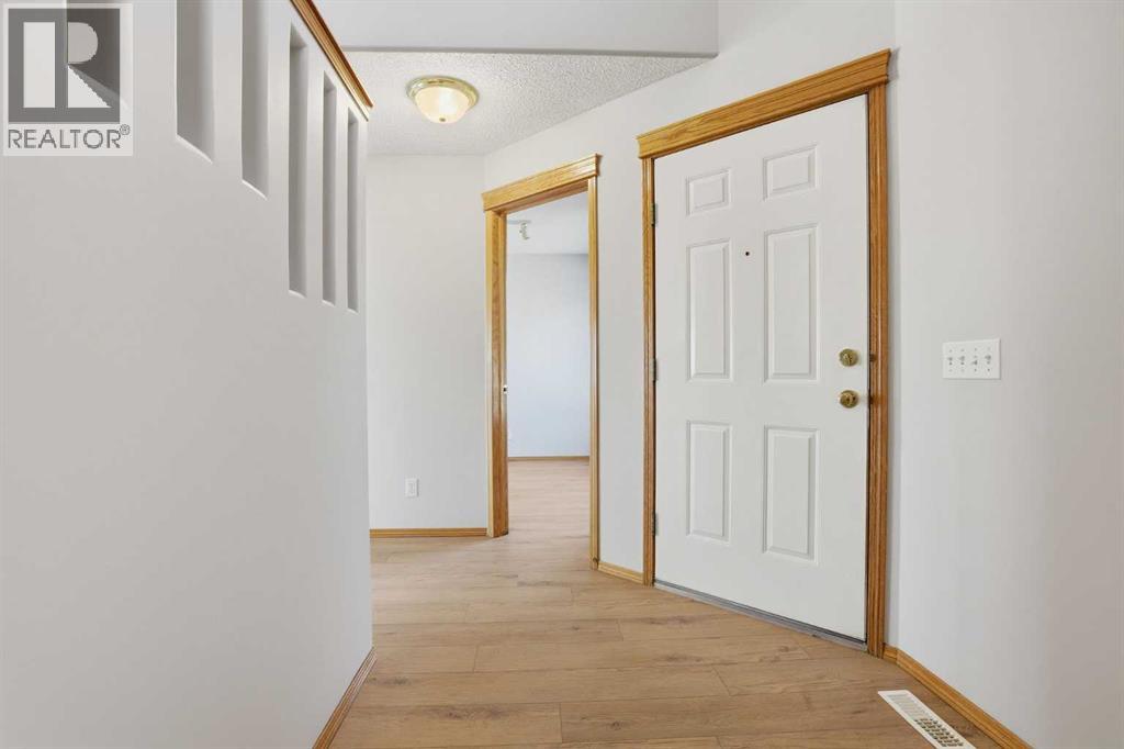 93 Somerglen Park SW, Calgary, Alberta  T2Y 3M5 - Photo 4 - A2308162