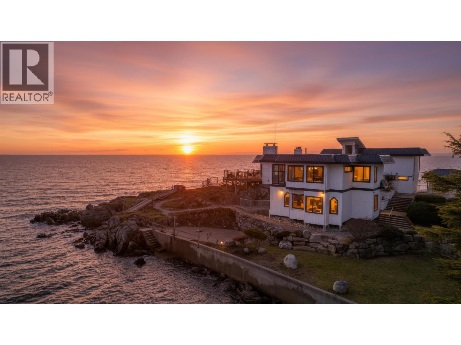 5482 HILL ROAD, Sechelt, British Columbia