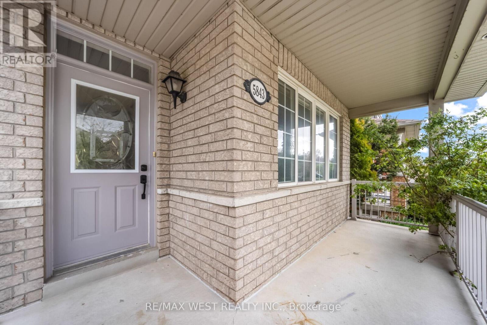 5843 Rainspring Drive, Mississauga, Ontario  L5M 6X7 - Photo 5 - W13139822