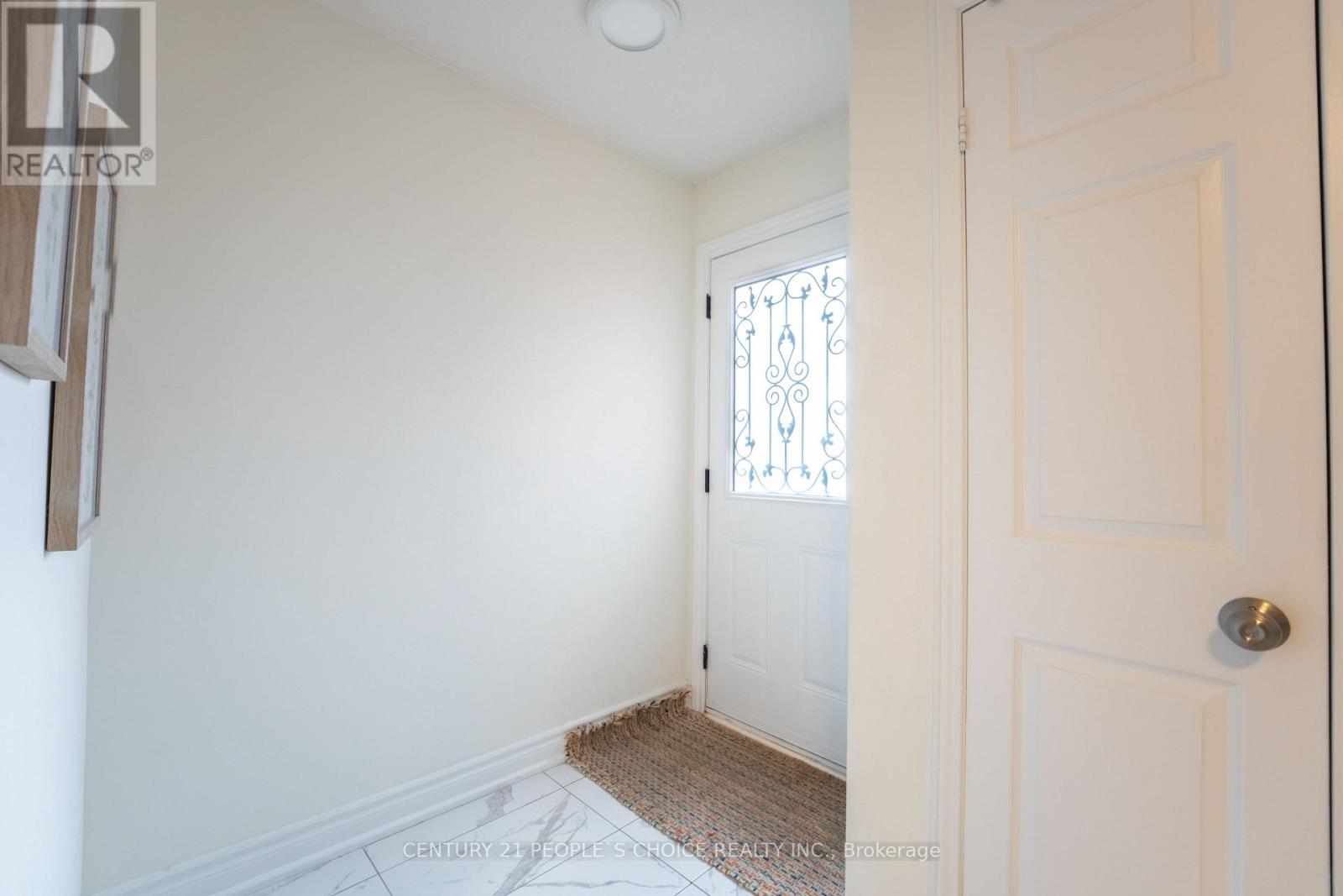 15 Kilbarry Court, Richmond Hill, Ontario  L4C 6M8 - Photo 5 - N12958468