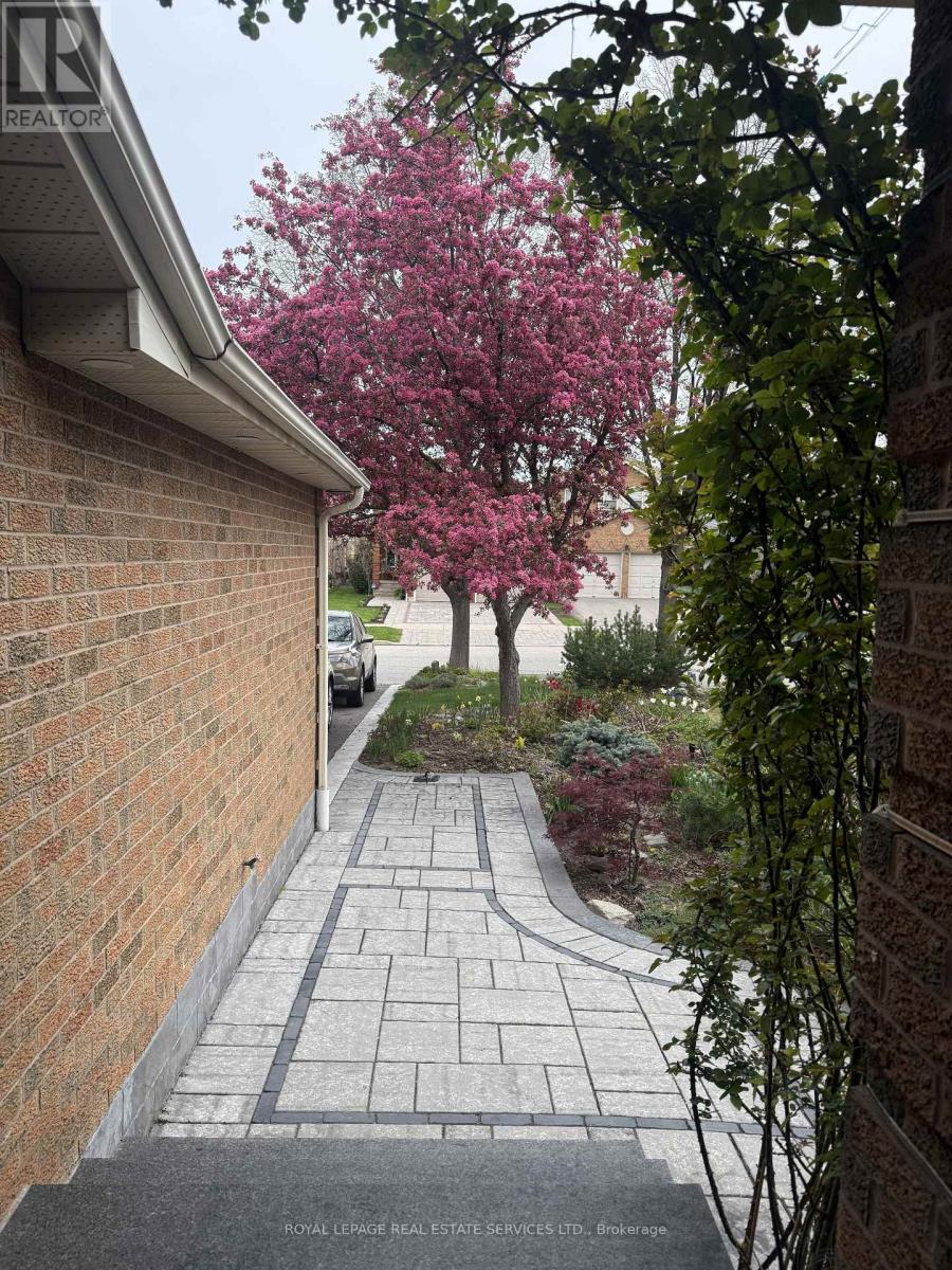 3592 Cherrington Crescent, Mississauga, Ontario  L5L 5C4 - Photo 2 - W13138408