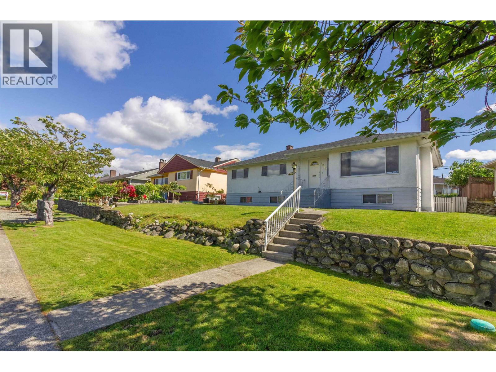 4810 Fairlawn Drive, Burnaby, British Columbia  V5C 3R8 - Photo 1 - R3076034