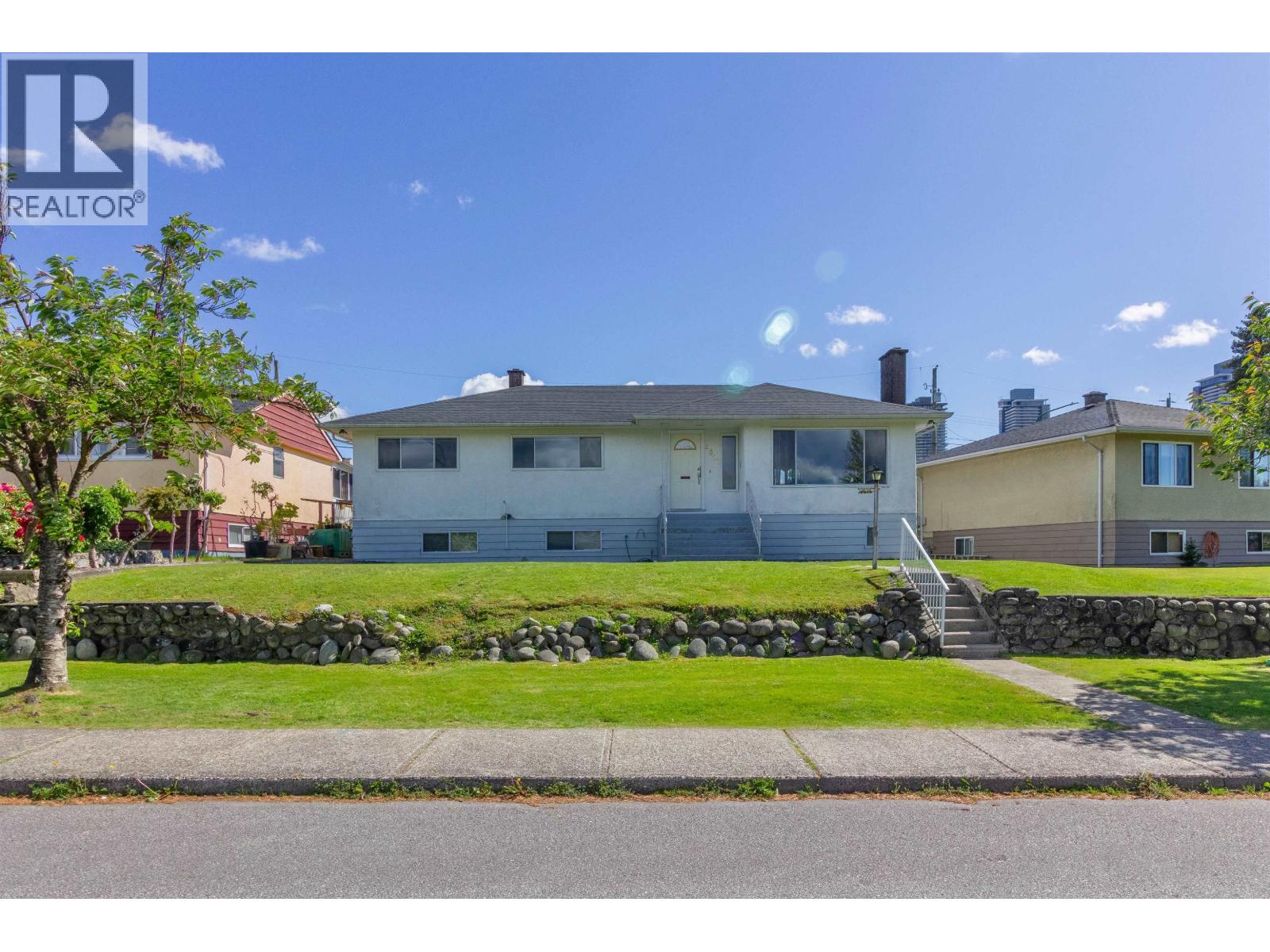 4810 Fairlawn Drive, Burnaby, British Columbia  V5C 3R8 - Photo 2 - R3076034