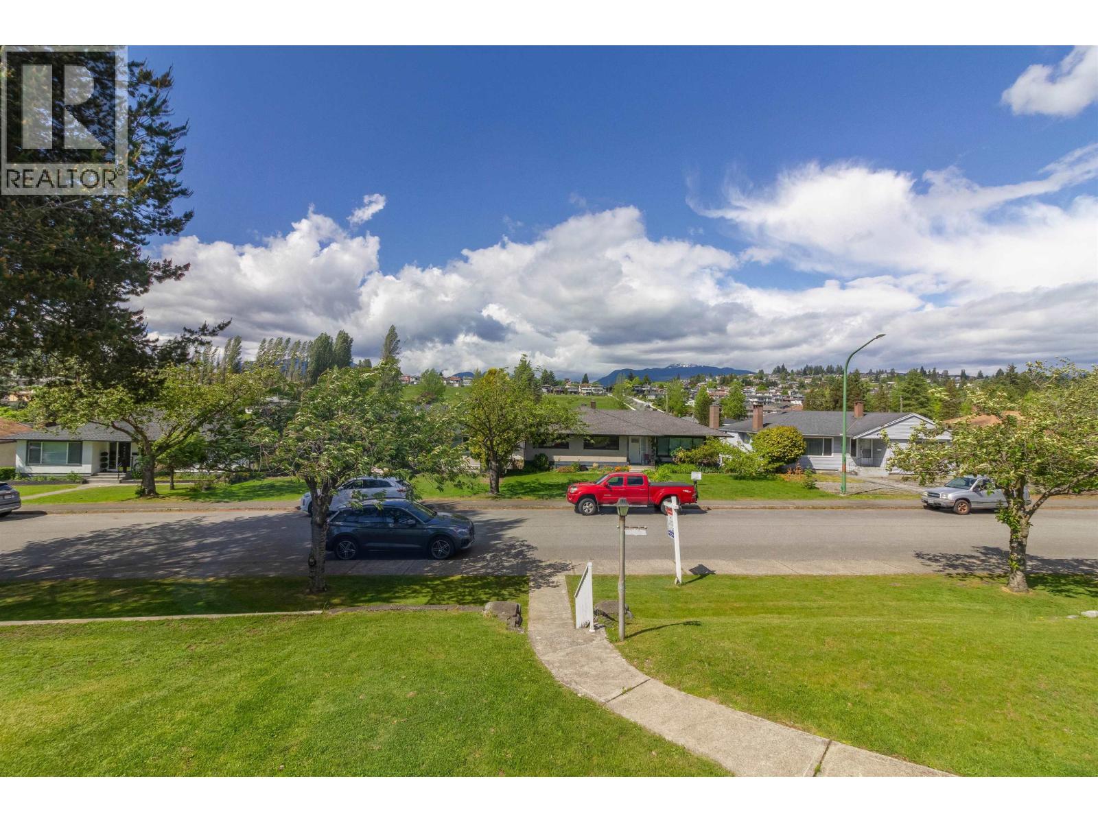 4810 Fairlawn Drive, Burnaby, British Columbia  V5C 3R8 - Photo 3 - R3076034