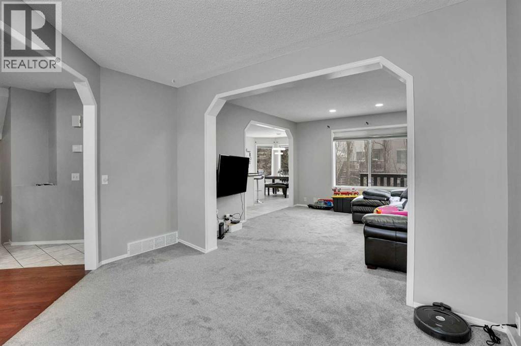 39 Douglasview Road SE, Calgary, Alberta  T2Z 2S8 - Photo 6 - A2292349