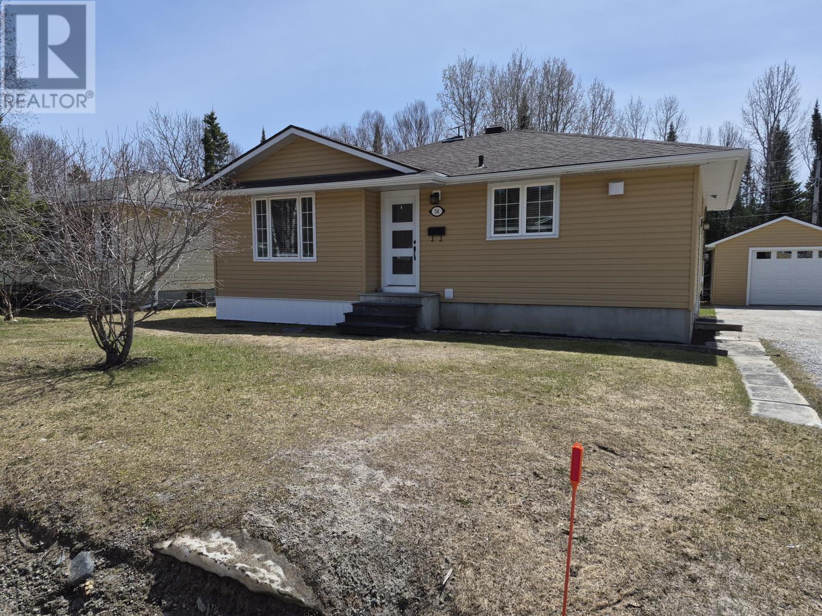 34 Redwing Ave, Manitouwadge, Ontario  P0T 2C0 - Photo 1 - TB2600666