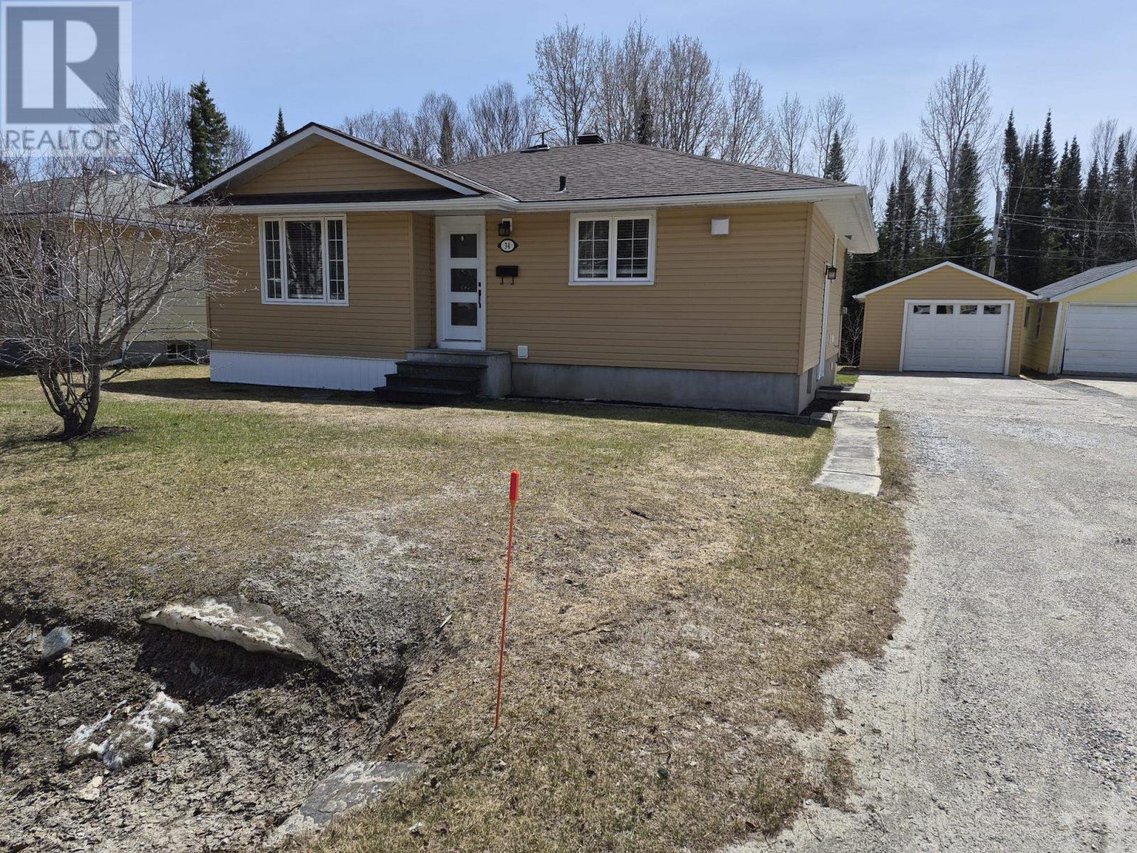 34 Redwing Ave, Manitouwadge, Ontario  P0T 2C0 - Photo 3 - TB2600666