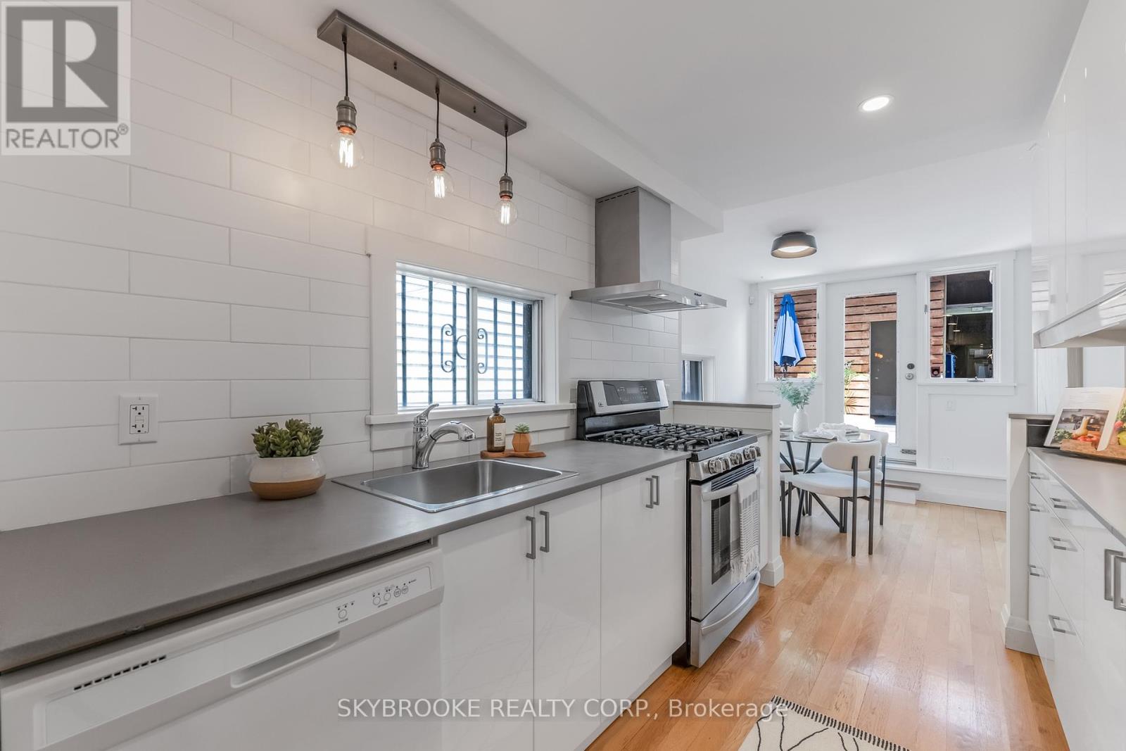 14 Whitaker Avenue, Toronto, Ontario  M6J 1A1 - Photo 13 - C13139972