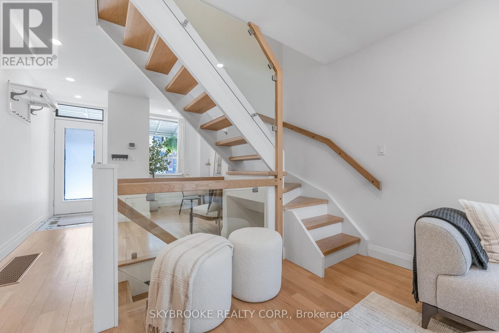 14 Whitaker Avenue, Toronto, Ontario  M6J 1A1 - Photo 8 - C13139972