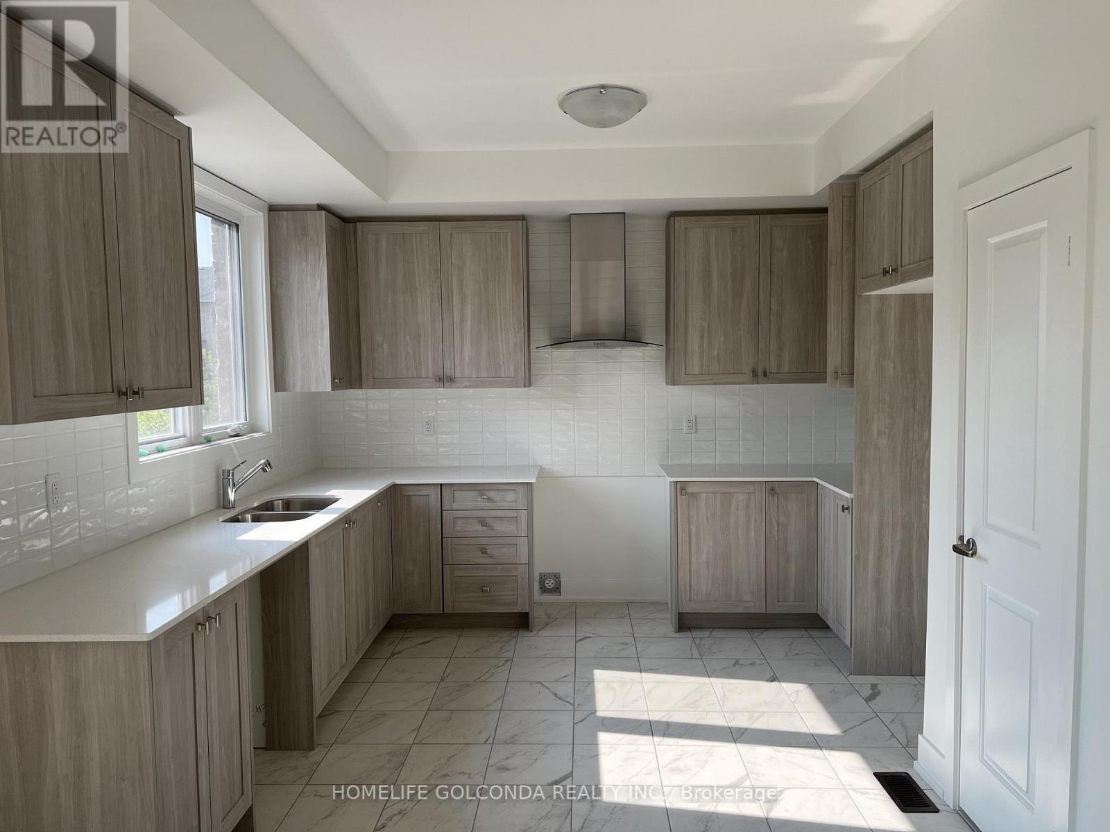 8 Sobczak Drive, Whitby, Ontario  L1N 0N3 - Photo 1 - E13140012