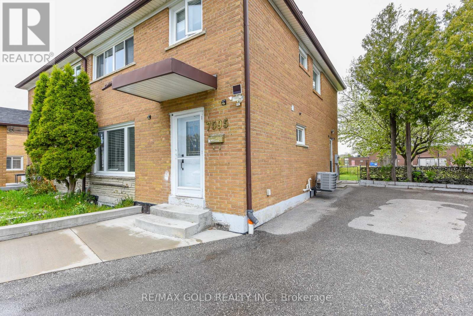 7595 Wrenwood Crescent, Mississauga, Ontario  L4T 2V8 - Photo 2 - W13140020