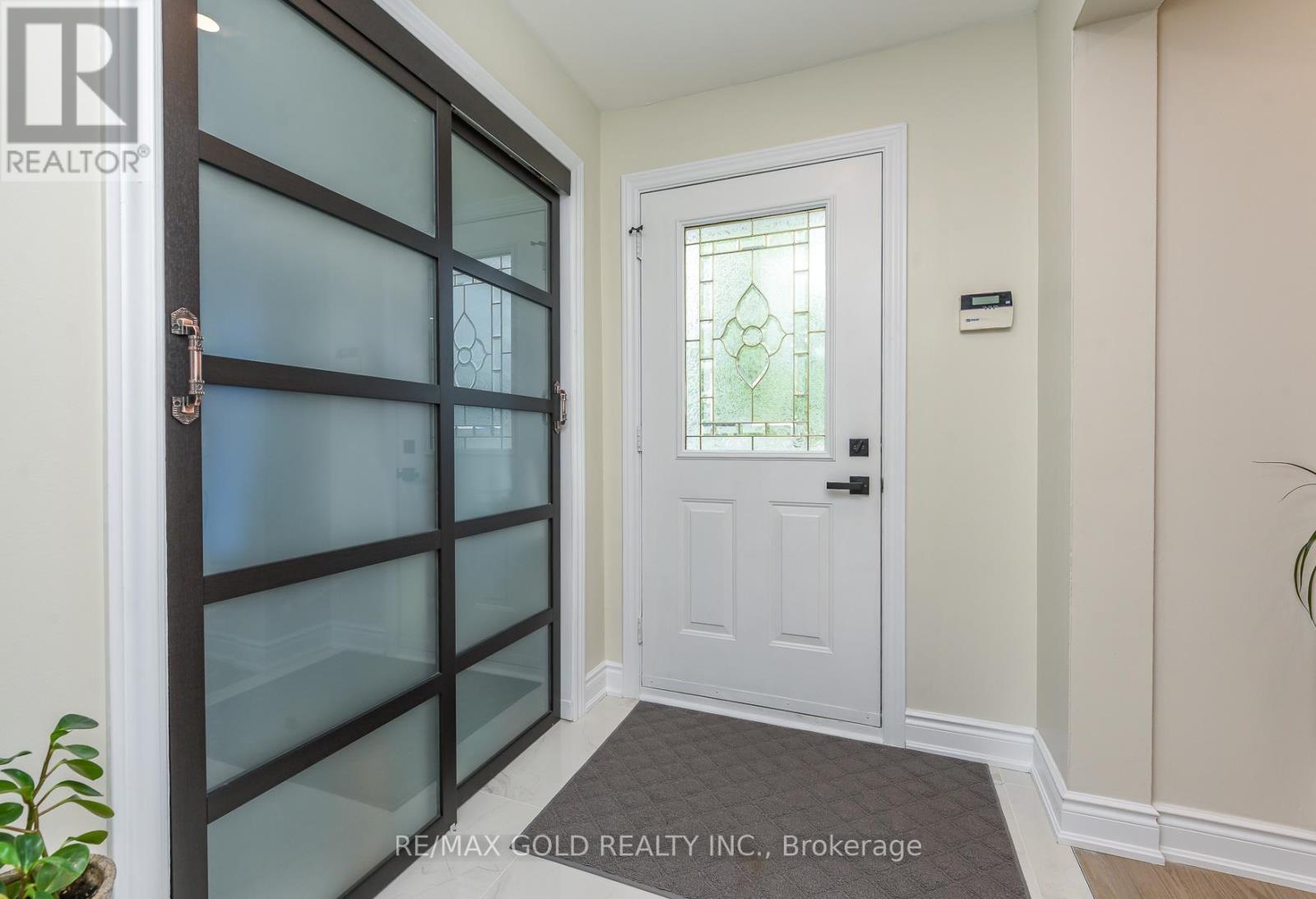 7595 Wrenwood Crescent, Mississauga, Ontario  L4T 2V8 - Photo 3 - W13140020