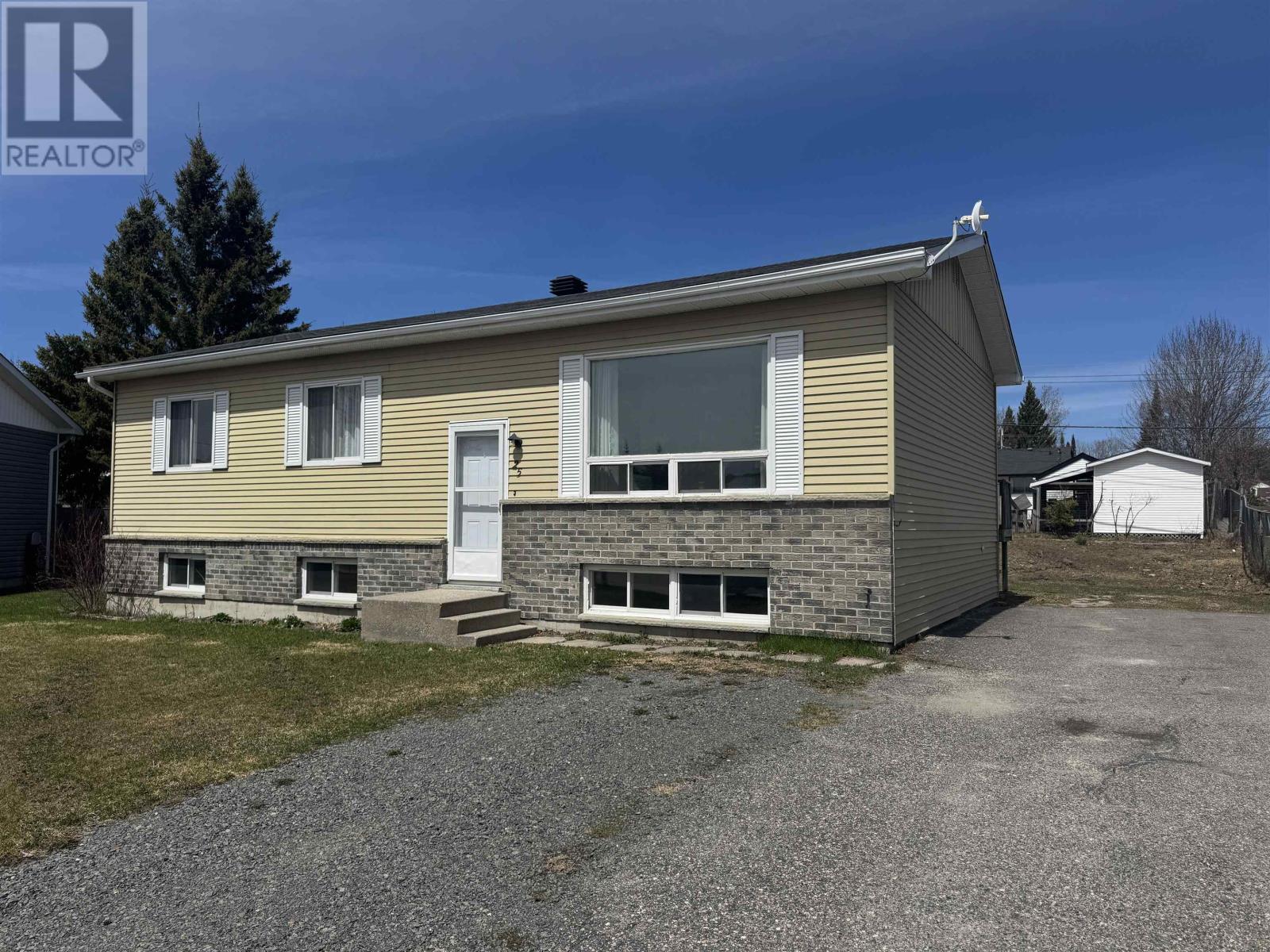 25 Brooks Street, Manitouwadge, Ontario
