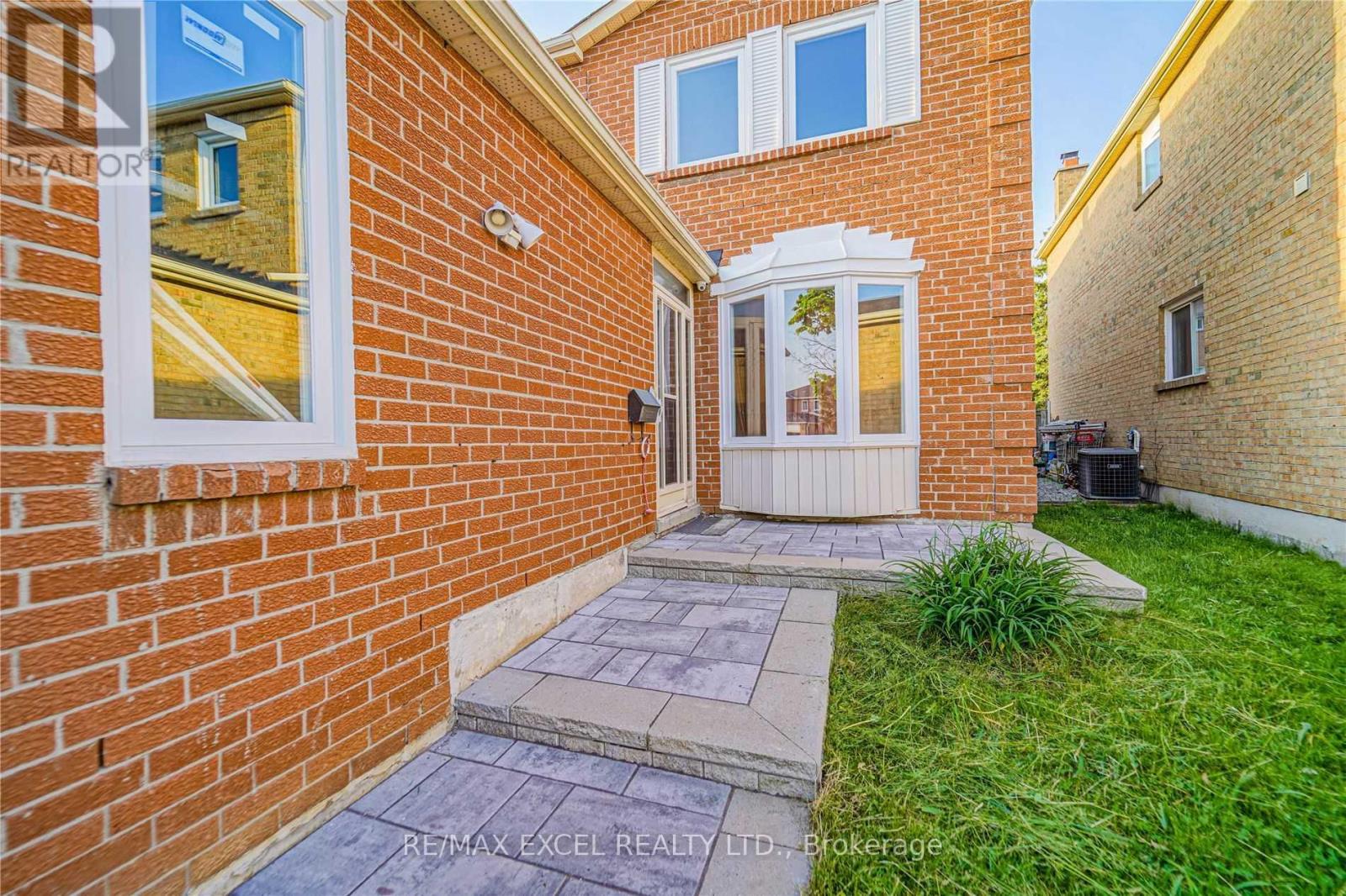 Upper - 47 Whiteleaf Crescent, Toronto, Ontario  M1V 3G1 - Photo 2 - E13140066