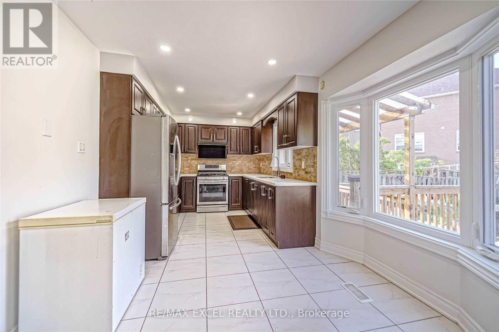 Upper - 47 Whiteleaf Crescent, Toronto, Ontario  M1V 3G1 - Photo 8 - E13140066