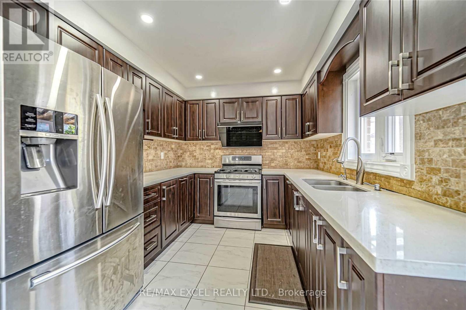 Upper - 47 Whiteleaf Crescent, Toronto, Ontario  M1V 3G1 - Photo 9 - E13140066