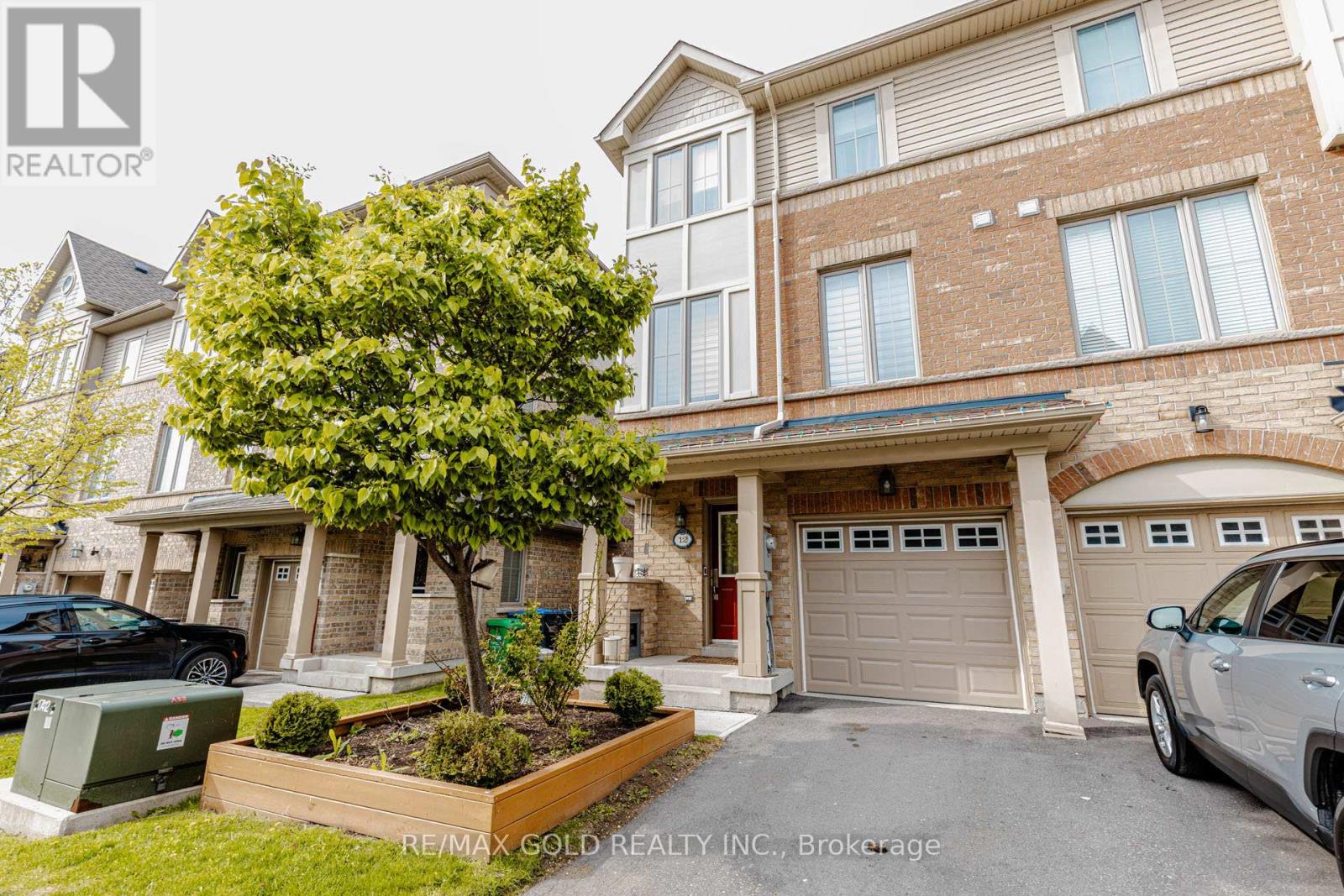 12 Cailiff Street, Brampton, Ontario  L6Y 0P9 - Photo 2 - W13138108