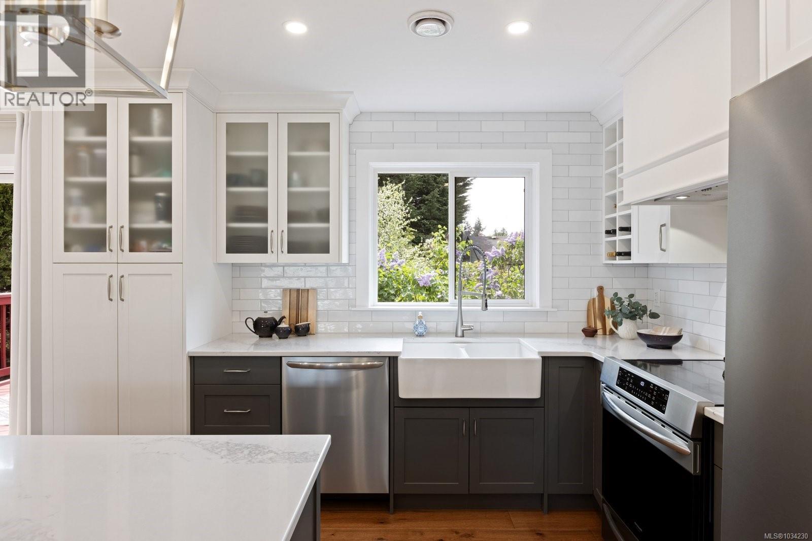 2051 Northbrook Dr, Sidney, British Columbia  V8L 4J3 - Photo 7 - 1034230