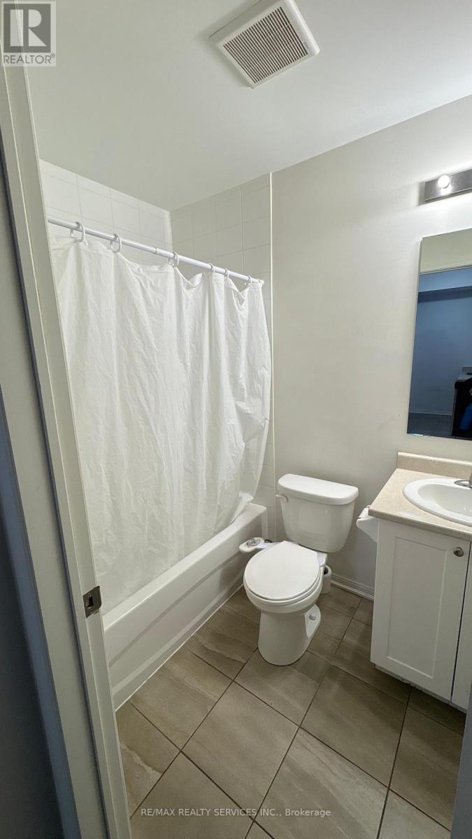 250 Sunny Meadow Boulevard, Brampton, Ontario  L6R 3Y7 - Photo 11 - W13139686