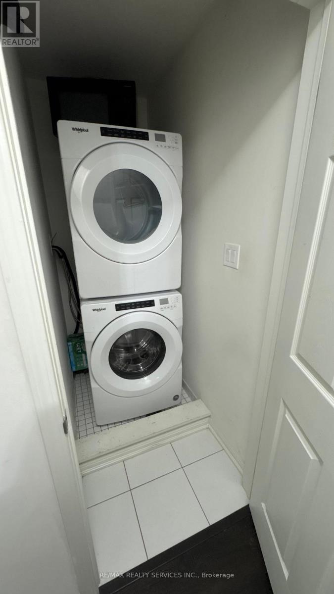 250 Sunny Meadow Boulevard, Brampton, Ontario  L6R 3Y7 - Photo 12 - W13139686