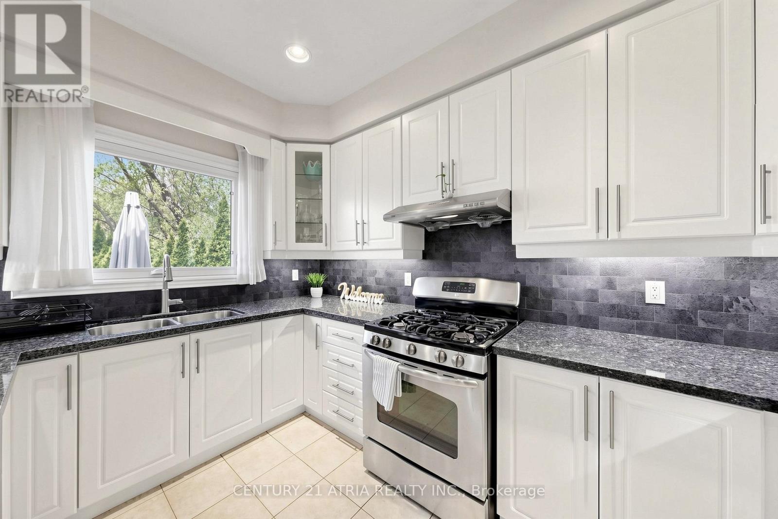 118 May Avenue, Richmond Hill, Ontario  L4C 3S6 - Photo 14 - N13123034