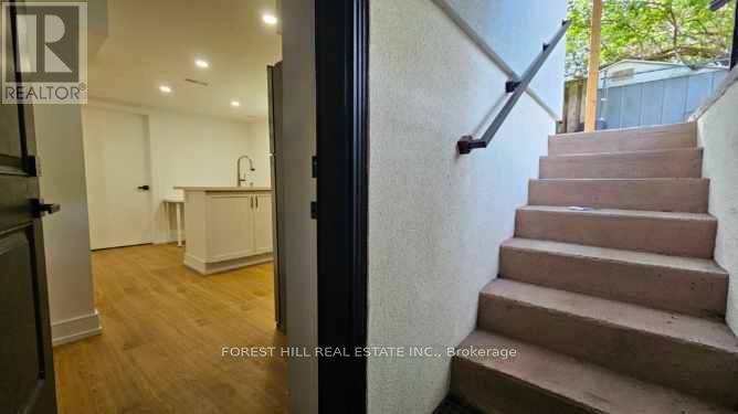 10 Juliana Court, Toronto, Ontario  M6S 2R2 - Photo 4 - W13140120