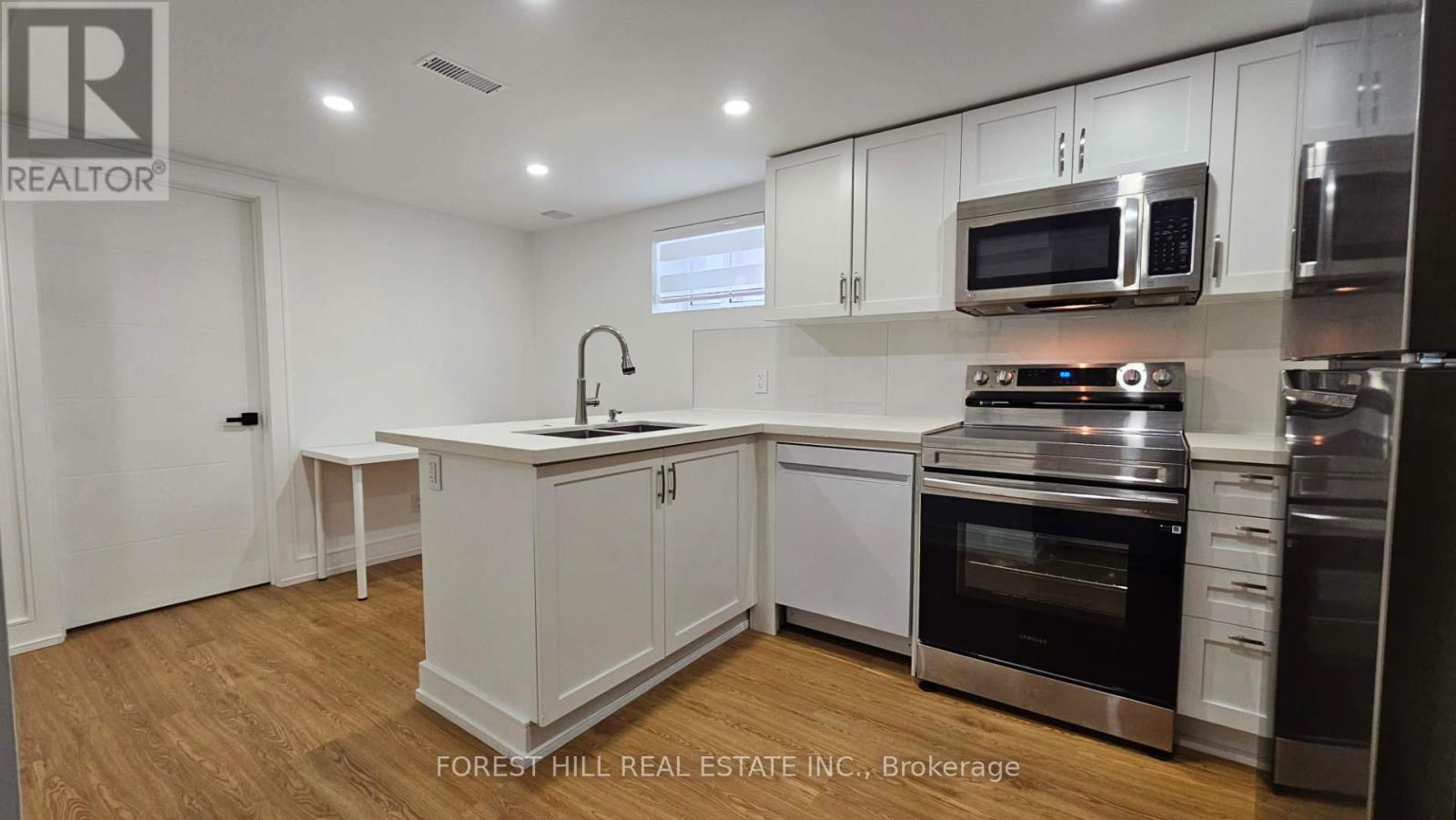 10 Juliana Court, Toronto, Ontario  M6S 2R2 - Photo 5 - W13140120