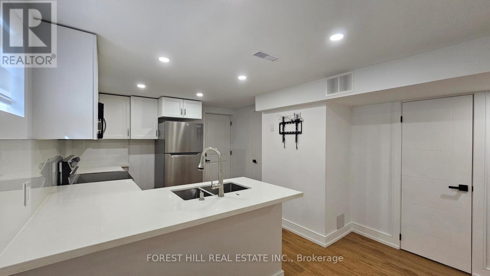 10 Juliana Court, Toronto, Ontario  M6S 2R2 - Photo 7 - W13140120