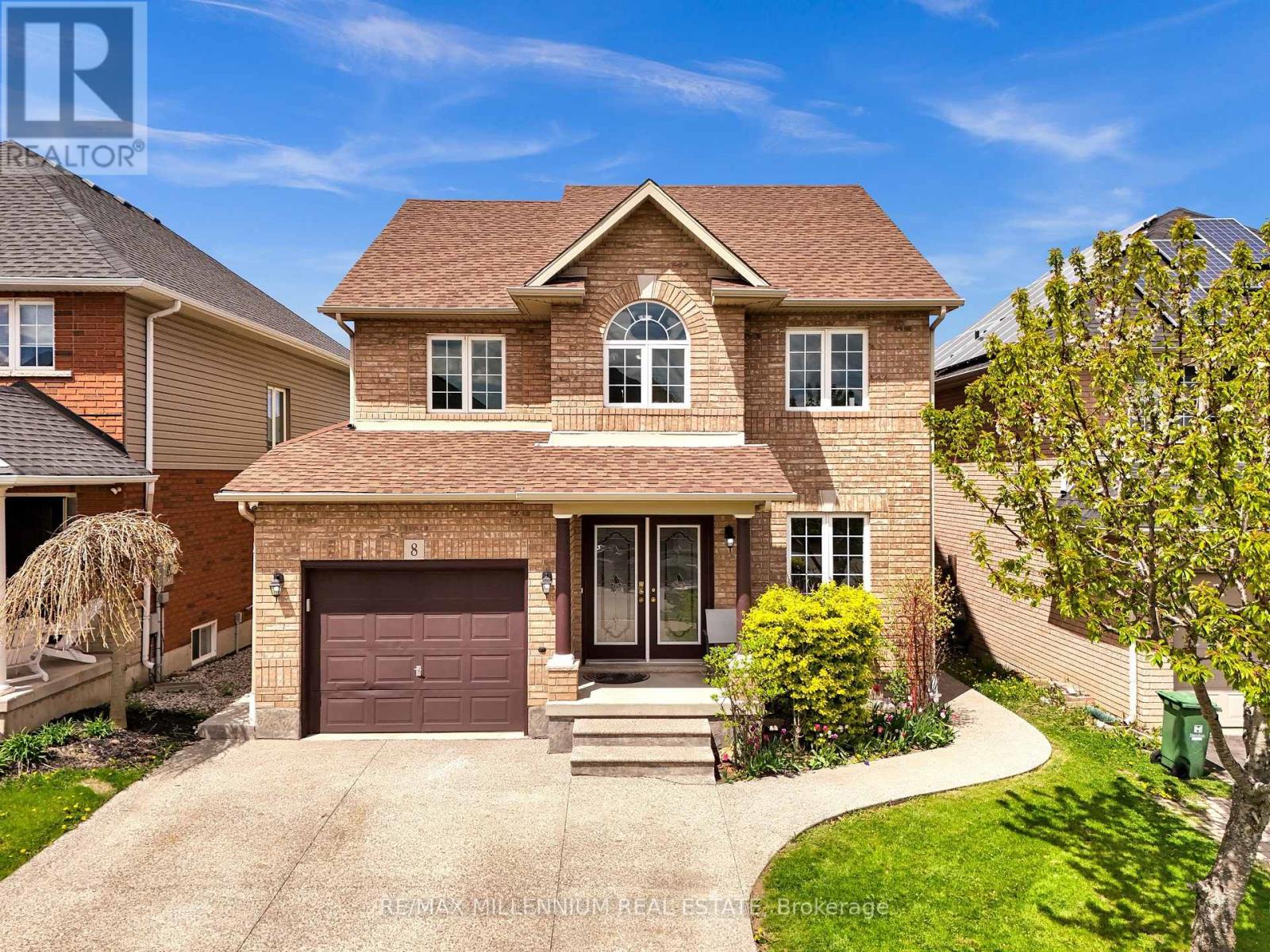 8 BATES AVENUE, Hamilton, Ontario