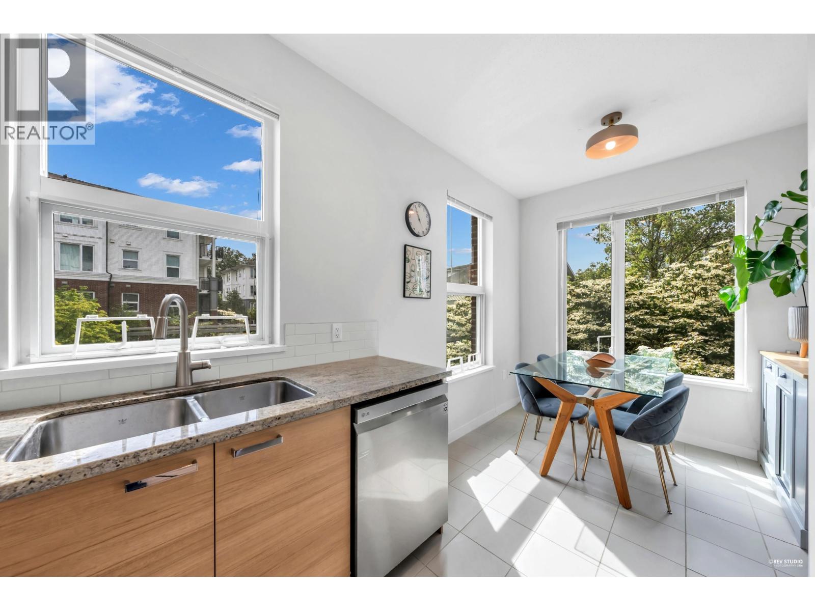 218 9388 MCKIM WAY, Richmond, British Columbia