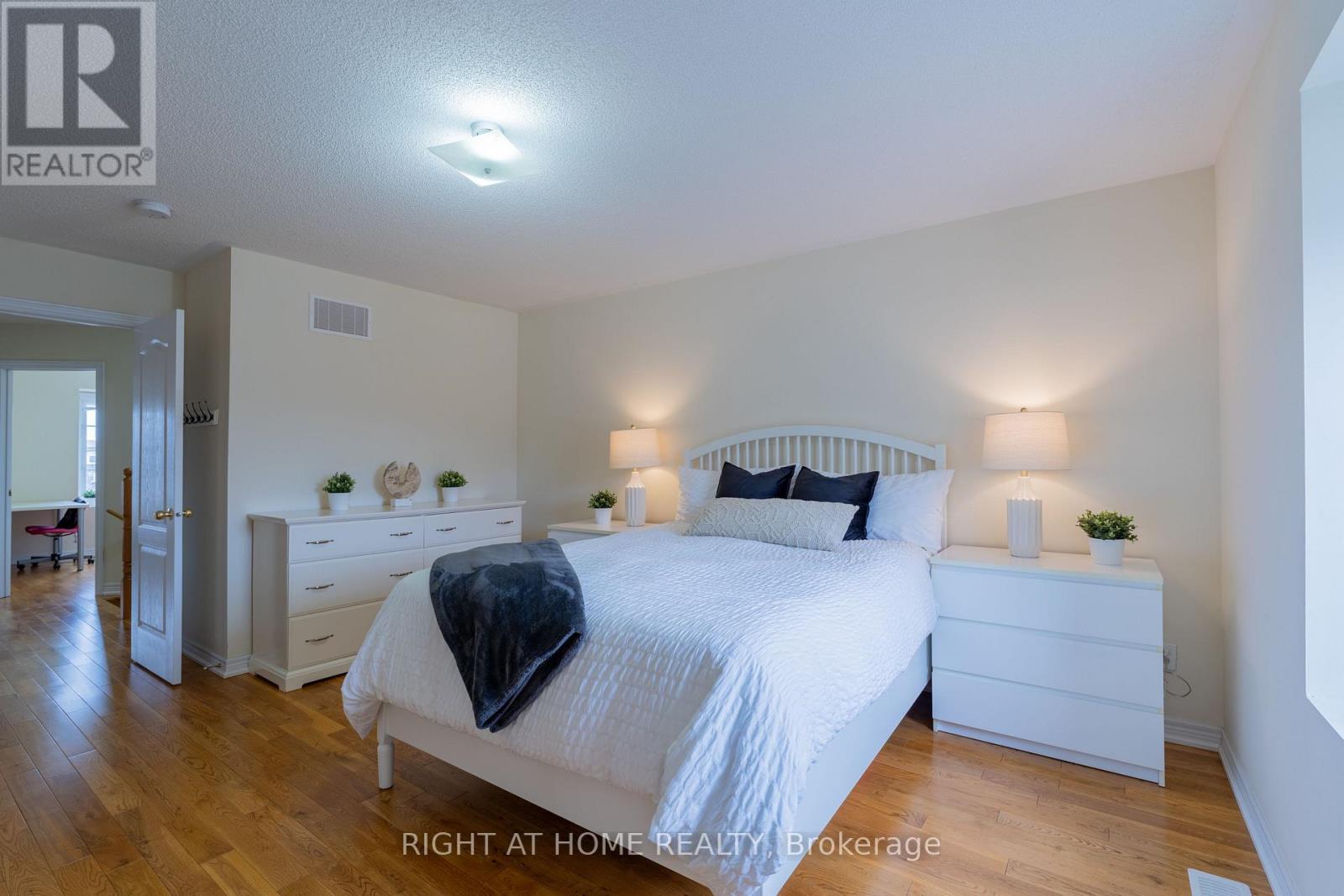 1518 Shepway Mews, Pickering, Ontario  L1X 0C7 - Photo 26 - E12949756