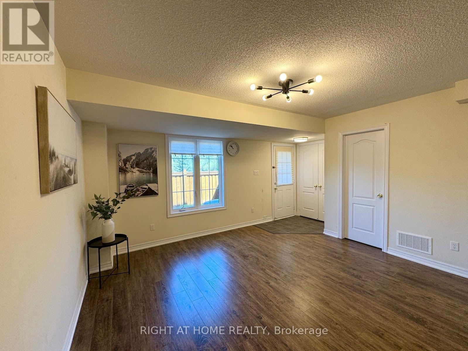 1518 Shepway Mews, Pickering, Ontario  L1X 0C7 - Photo 5 - E12949756