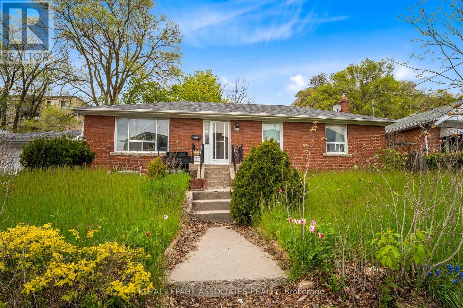 256 Ferris Road, Toronto, Ontario  M4B 1H6 - Photo 2 - E13140244