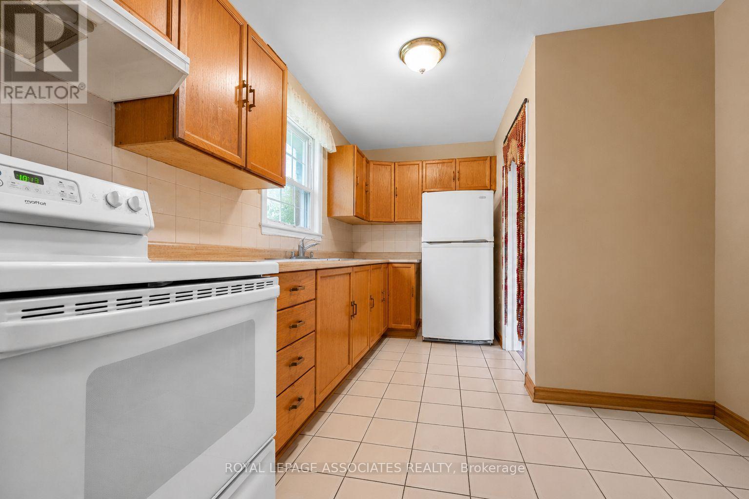 256 Ferris Road, Toronto, Ontario  M4B 1H6 - Photo 7 - E13140244