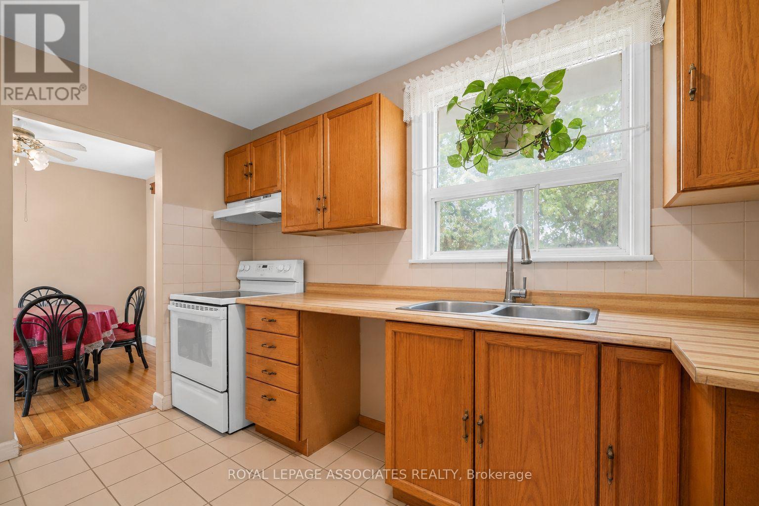 256 Ferris Road, Toronto, Ontario  M4B 1H6 - Photo 8 - E13140244