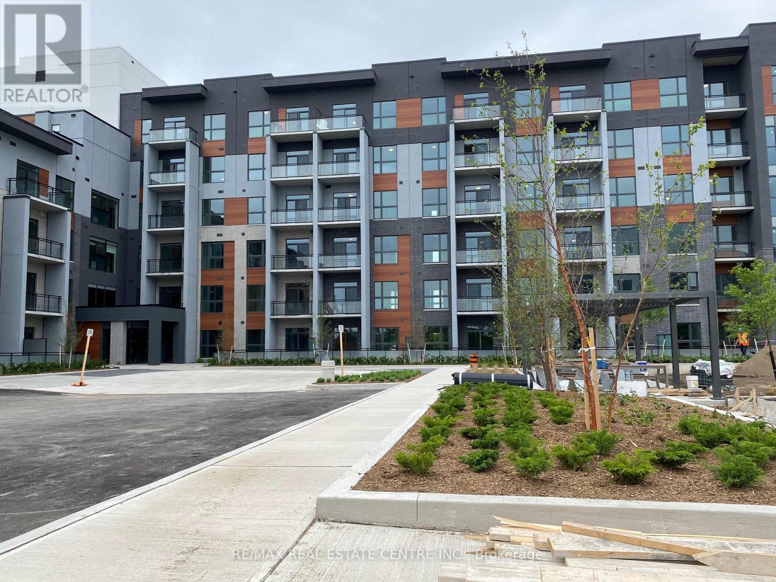228 - 95 DUNDAS STREET W, Oakville, Ontario
