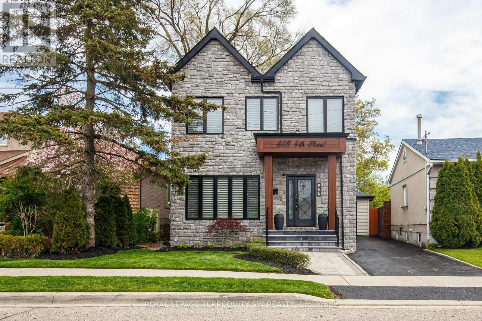 888 FOURTH STREET, Mississauga, Ontario