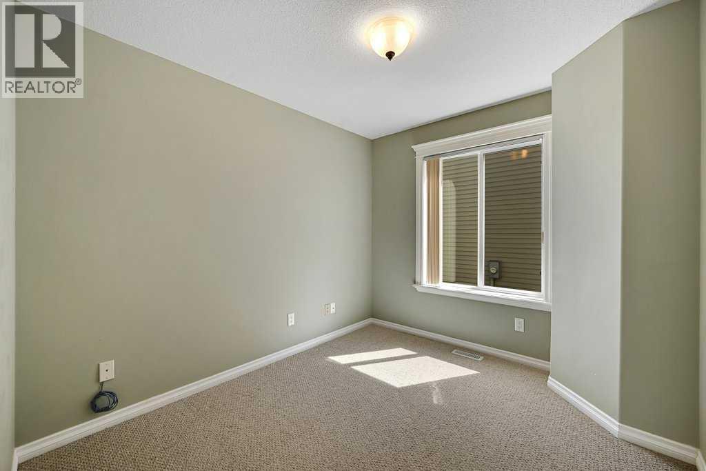 8 Valley Creek Crescent NW, Calgary, Alberta  T3B 5V2 - Photo 17 - A2310883