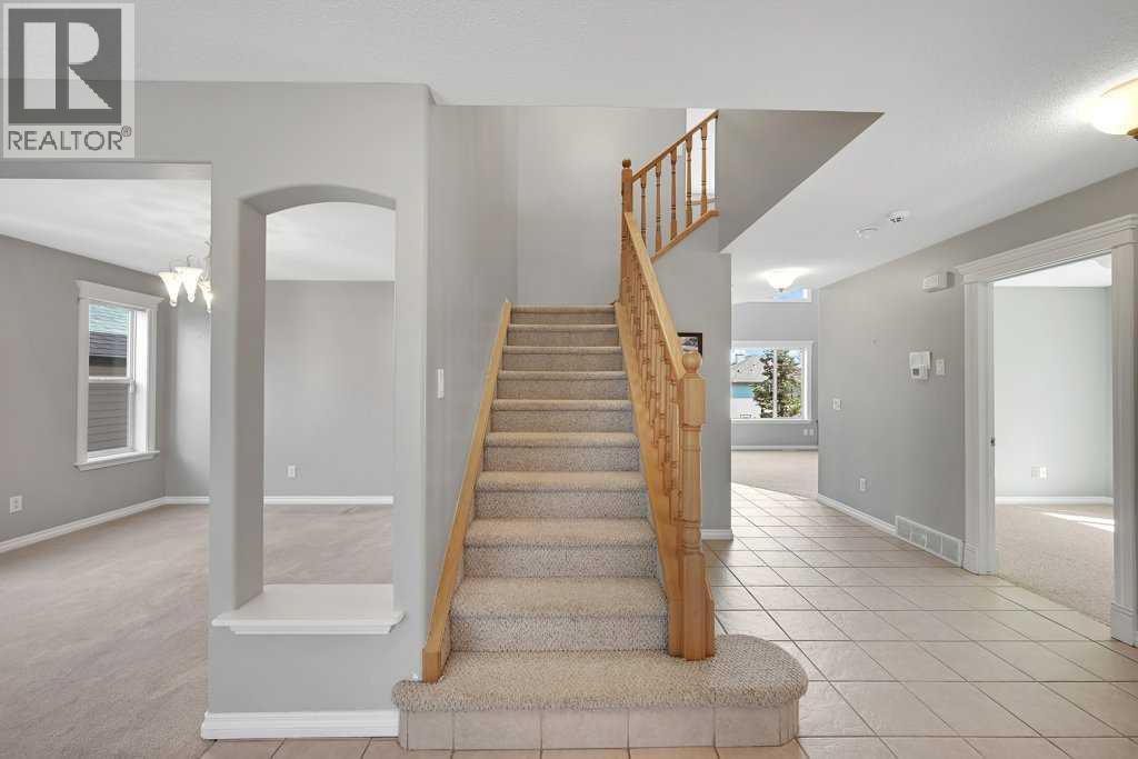 8 Valley Creek Crescent NW, Calgary, Alberta  T3B 5V2 - Photo 5 - A2310883
