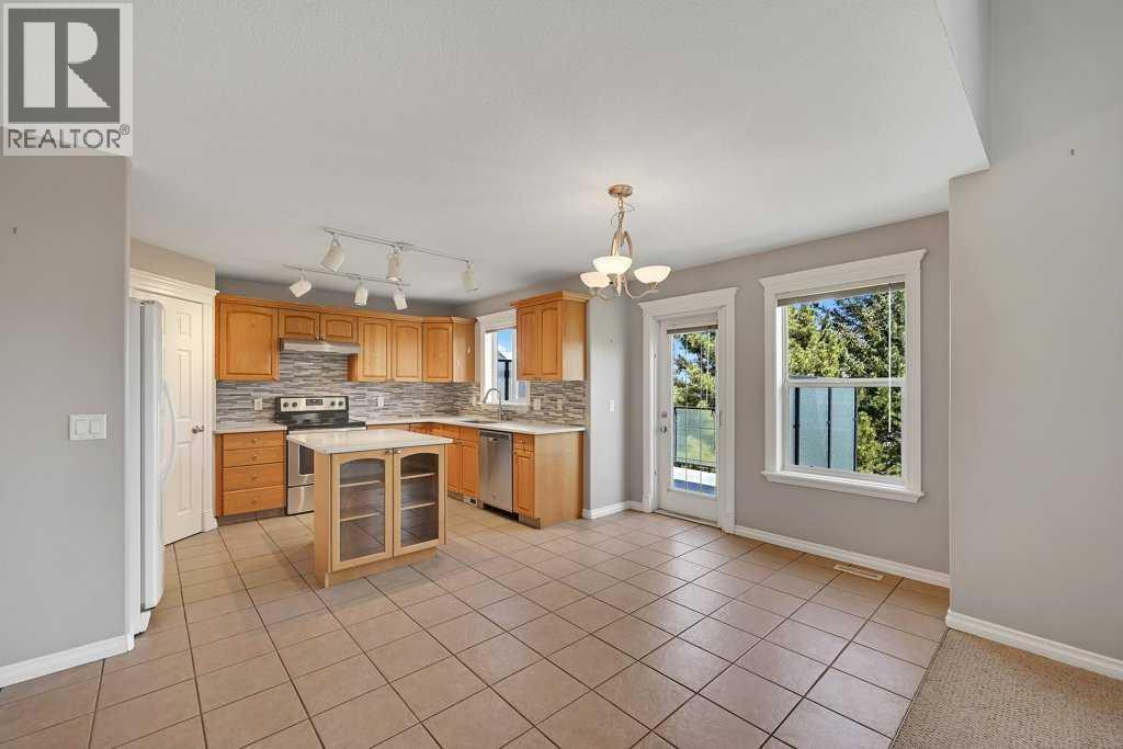 8 Valley Creek Crescent NW, Calgary, Alberta  T3B 5V2 - Photo 11 - A2310883