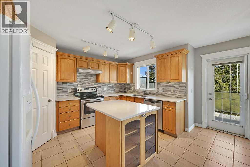 8 Valley Creek Crescent NW, Calgary, Alberta  T3B 5V2 - Photo 14 - A2310883