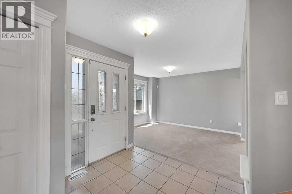 8 Valley Creek Crescent NW, Calgary, Alberta  T3B 5V2 - Photo 4 - A2310883