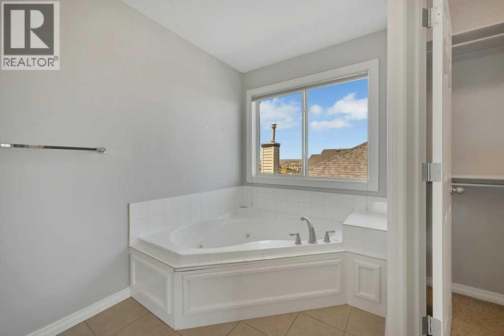8 Valley Creek Crescent NW, Calgary, Alberta  T3B 5V2 - Photo 23 - A2310883