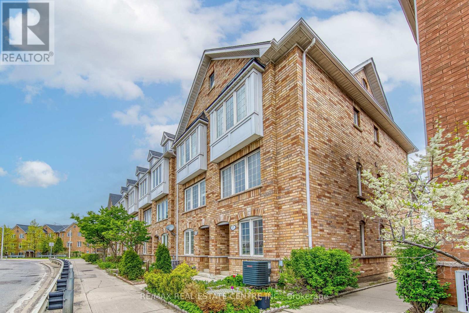 7 Weston Road, Toronto, Ontario M6N 5H2 - Photo 2 - W13139836