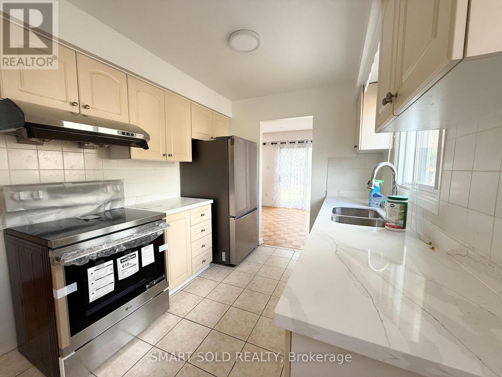 (Main Floor) - 36 Montezuma Trail, Toronto, Ontario  M1V 1H8 - Photo 5 - E13140370