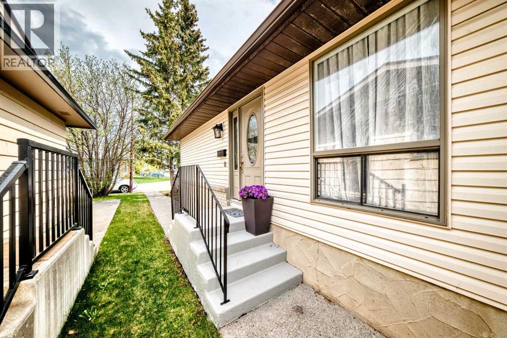 20 Woodbrook Close SW, Calgary, Alberta  T2W 4E9 - Photo 3 - A2301228