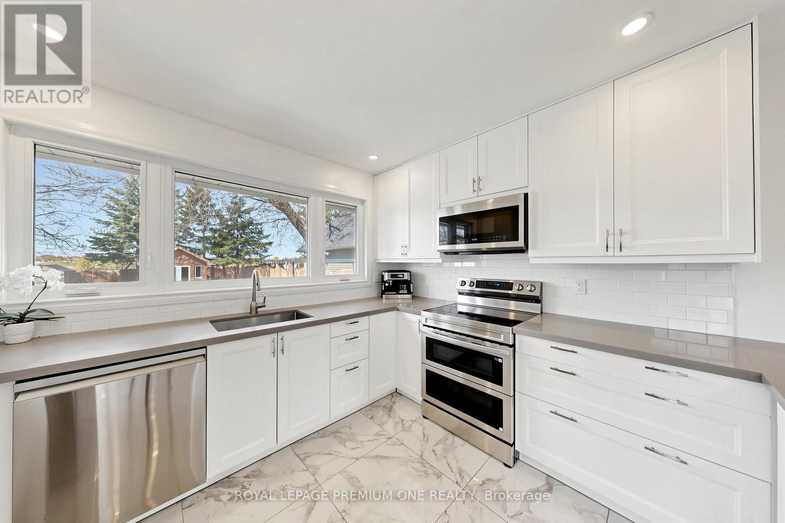 72 Thornton Avenue, Bradford West Gwillimbury, Ontario  L3Z 1N4 - Photo 11 - N13133118