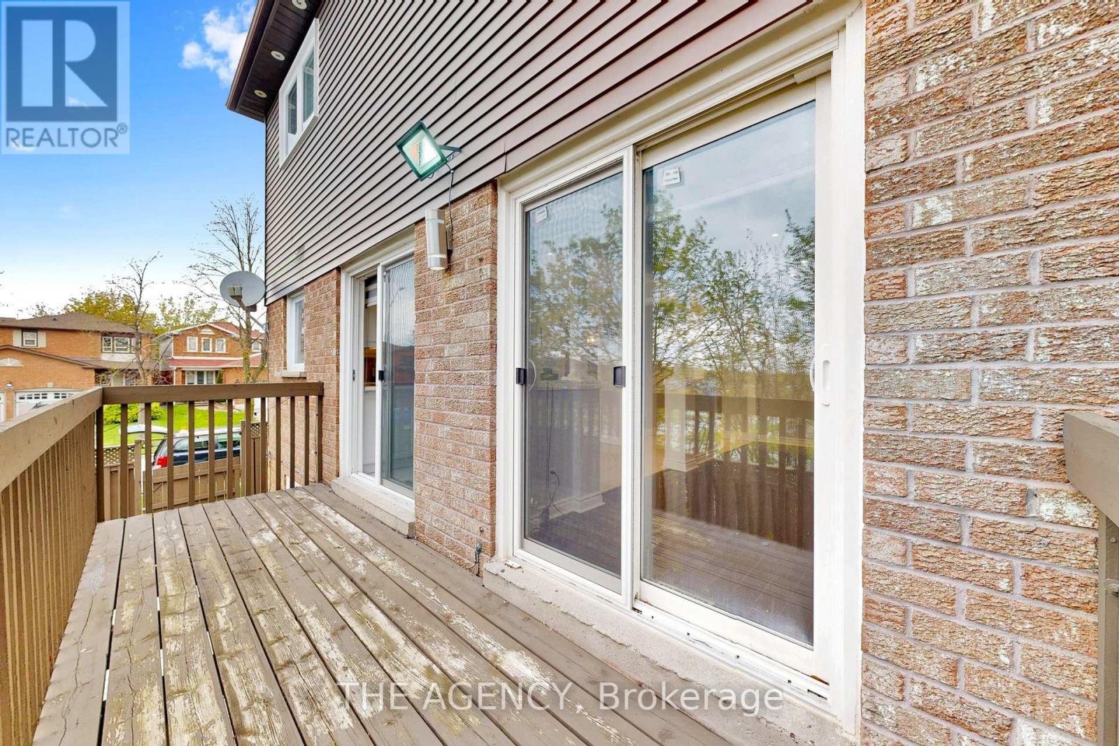 Upper - 1641 Pepperwood Gate, Pickering, Ontario  L1X 2K5 - Photo 13 - E13140428