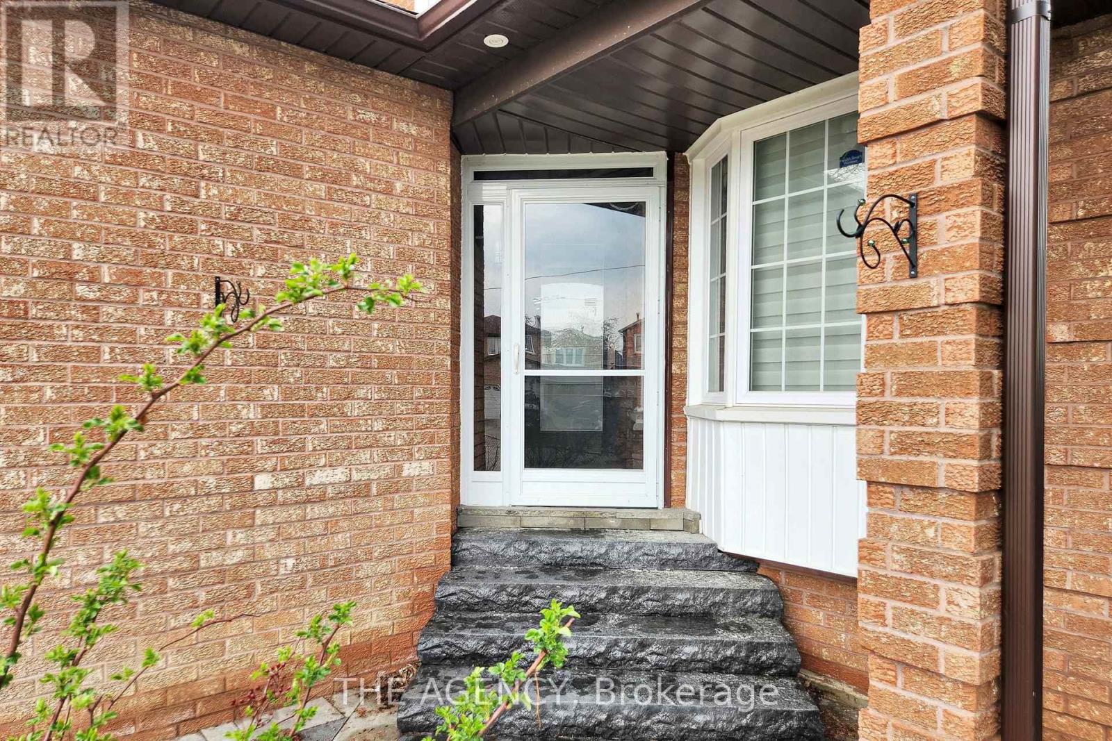 Upper - 1641 Pepperwood Gate, Pickering, Ontario  L1X 2K5 - Photo 3 - E13140428